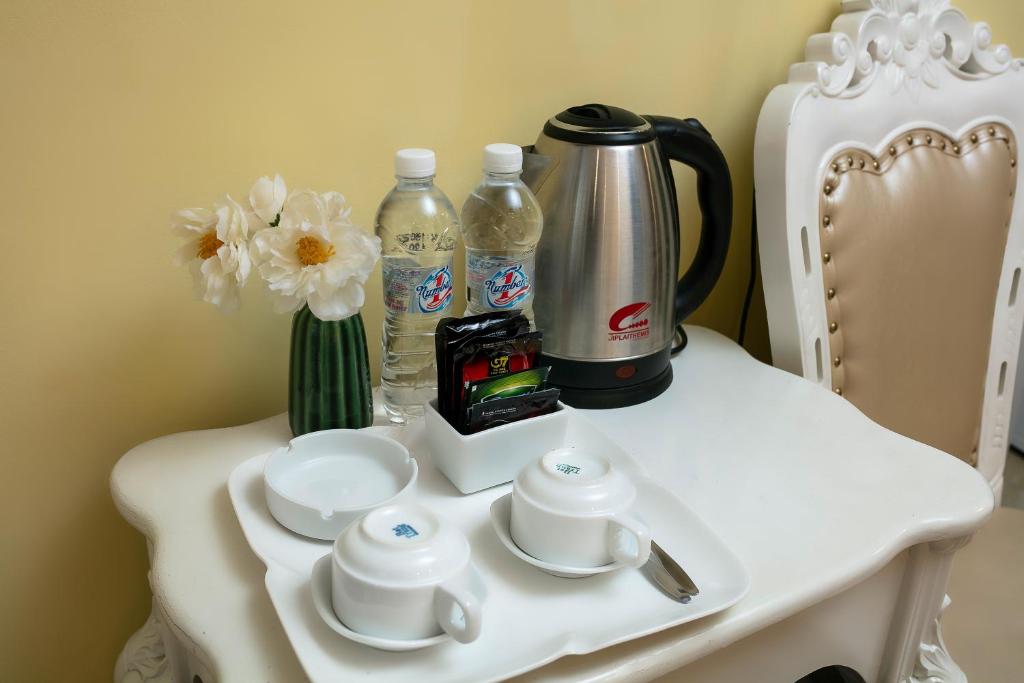 Příslušenství pro přípravu čaje a kávy v ubytování Hanoi Oldtown Nomad Hostel