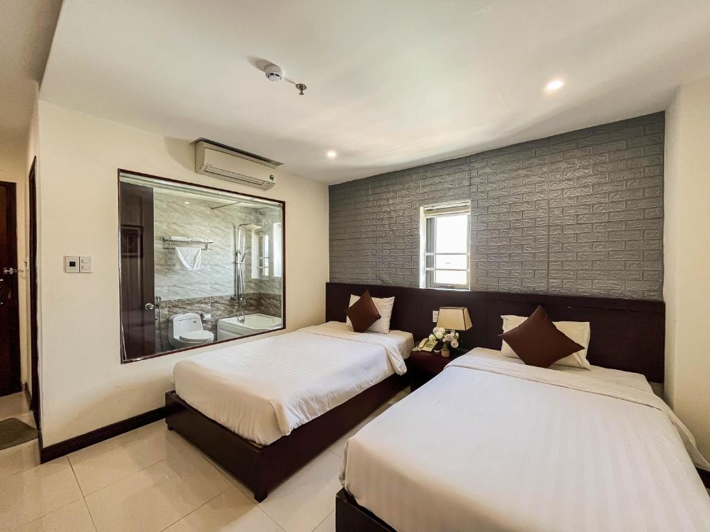 Postel nebo postele na pokoji v ubytování Quoc Cuong Center Da Nang Hotel by Haviland