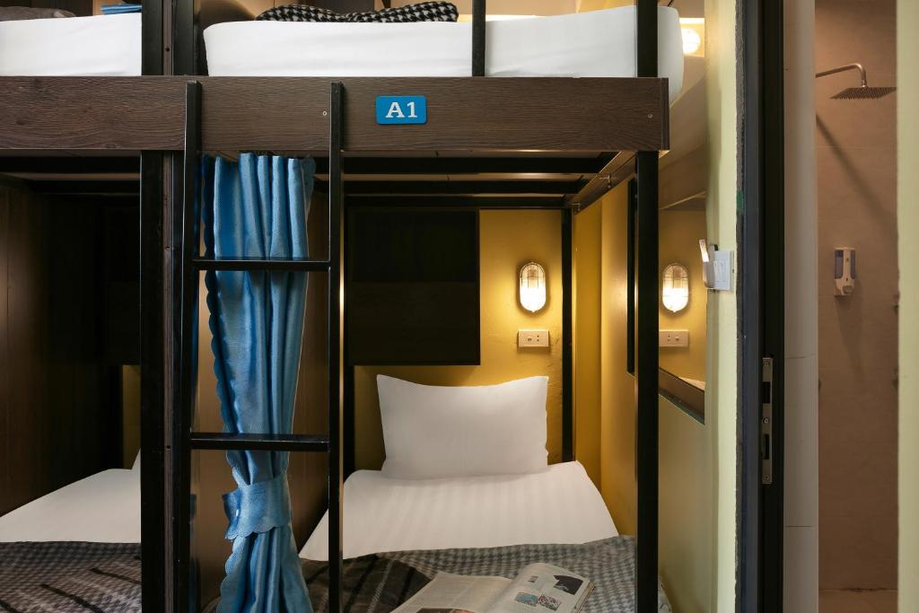 Postel nebo postele na pokoji v ubytování Hanoi Oldtown Nomad Hostel
