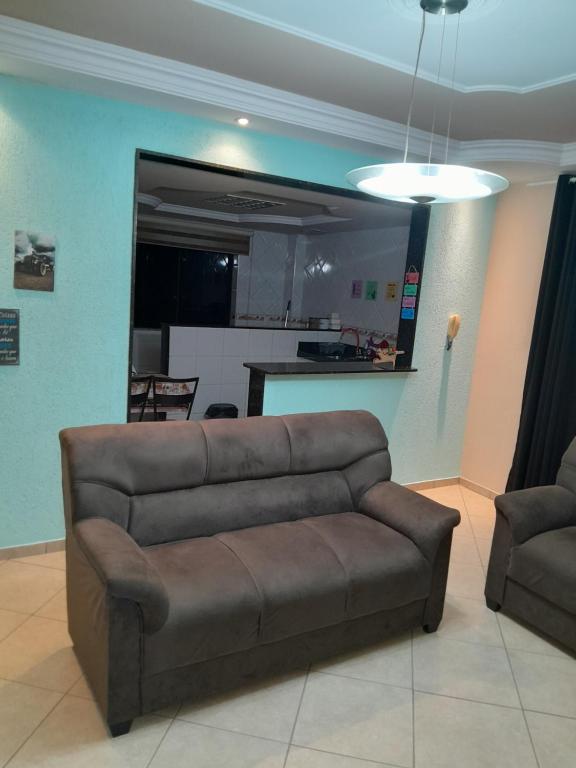 ein Wohnzimmer mit einem Sofa und einer Küche in der Unterkunft Apart Hotel big john 101 Vista para rua in Divinópolis