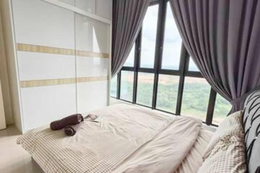 Postel nebo postele na pokoji v ubytování D'Pristine 23A11 walk to Legoland Netflix bySTAY