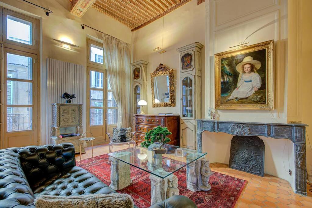 un salon avec un canapé et une cheminée dans l'établissement Maison des Arts Aix en Provence Apartment, à Aix-en-Provence