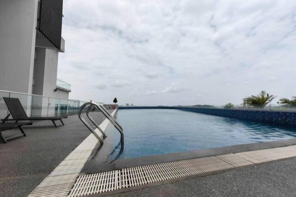 Bazén v ubytování D'Pristine 23A11 walk to Legoland Netflix bySTAY nebo v jeho okolí