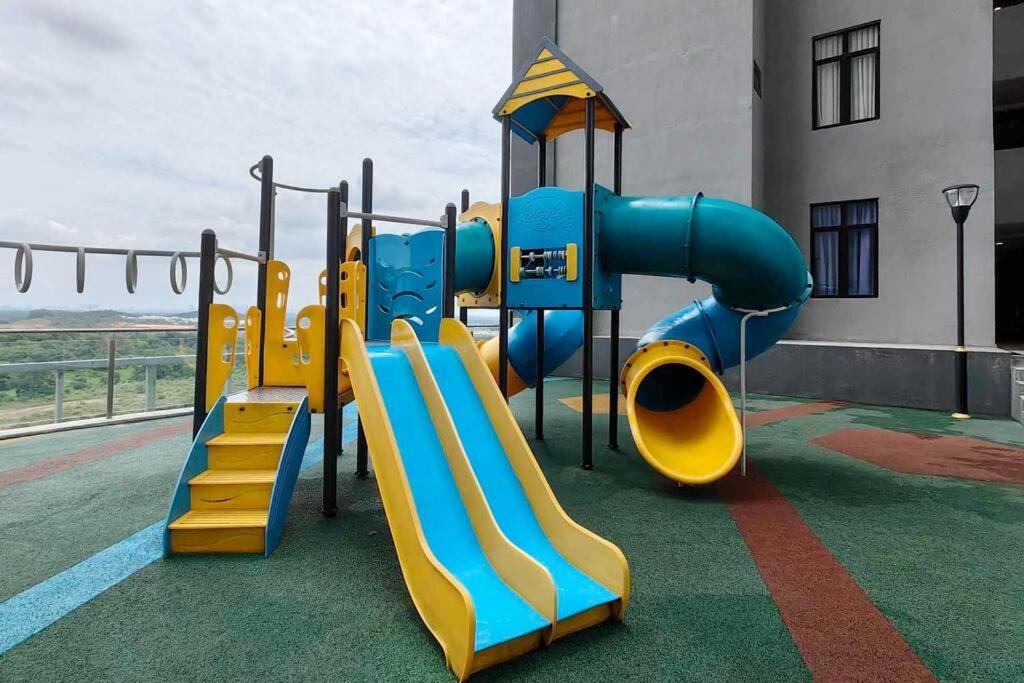 Herní místnost nebo prostor pro děti v ubytování D'Pristine 23A11 walk to Legoland Netflix bySTAY