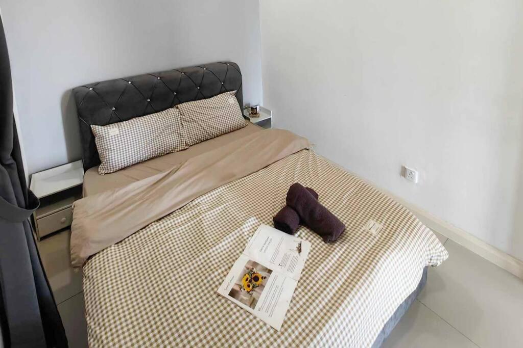 Postel nebo postele na pokoji v ubytování D'Pristine 23A11 walk to Legoland Netflix bySTAY