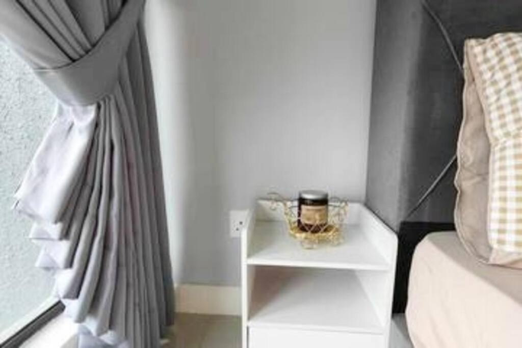 Postel nebo postele na pokoji v ubytování D'Pristine 23A11 walk to Legoland Netflix bySTAY