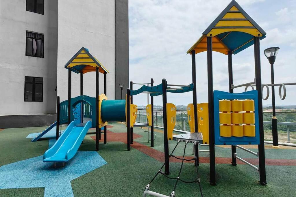 Herní místnost nebo prostor pro děti v ubytování D'Pristine 23A11 walk to Legoland Netflix bySTAY