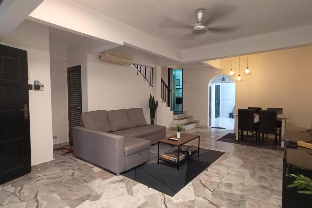sala de estar con sofá y mesa en 14pax 3br Walk to Sunway Pyramid Lagoon, en Petaling Jaya