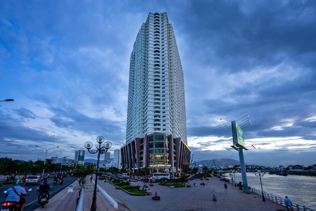 Un grand bâtiment dans une ville où les gens se promènent dans l'établissement MUONG THANH PREMIUM APARTMENTS NHA TRANG, à Nha Trang