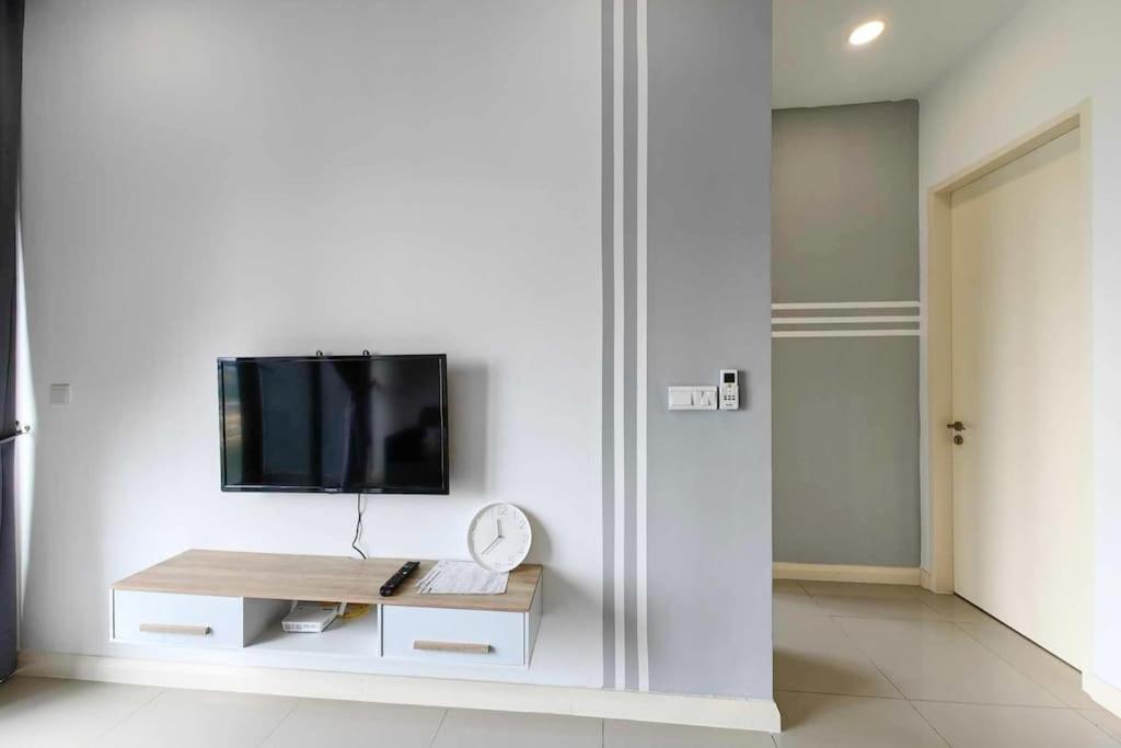TV a/nebo společenská místnost v ubytování D'Pristine 2711 walking to Legoland Netflix bySTAY