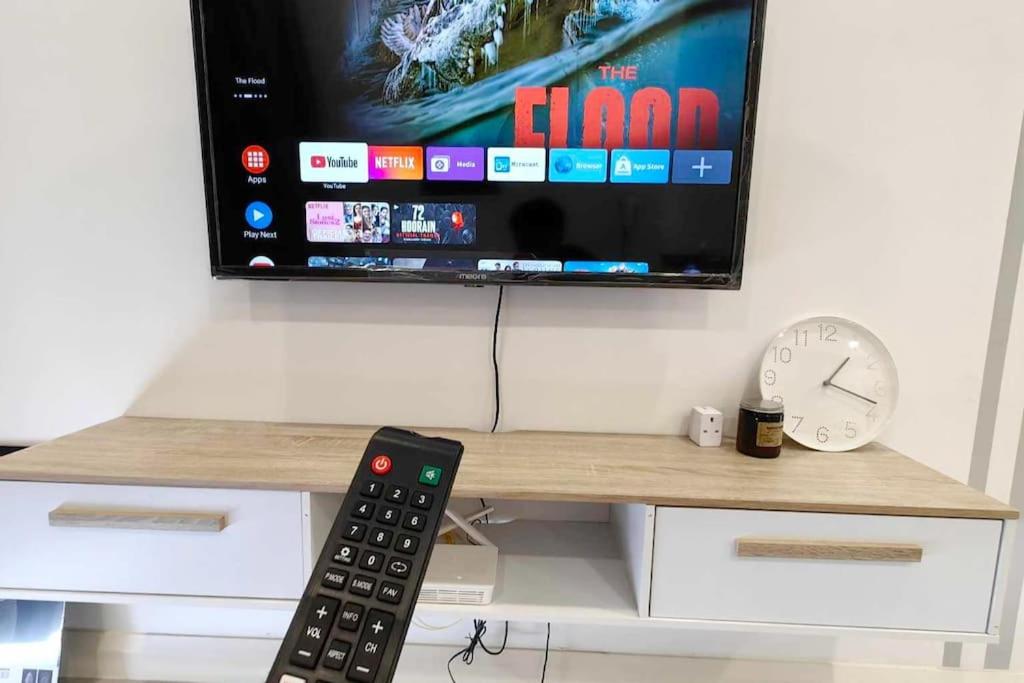 TV a/nebo společenská místnost v ubytování D'Pristine 2711 walking to Legoland Netflix bySTAY