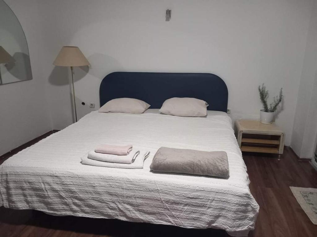 łóżko z dwoma ręcznikami na górze w obiekcie Apartments Struska carsija w mieście Struga