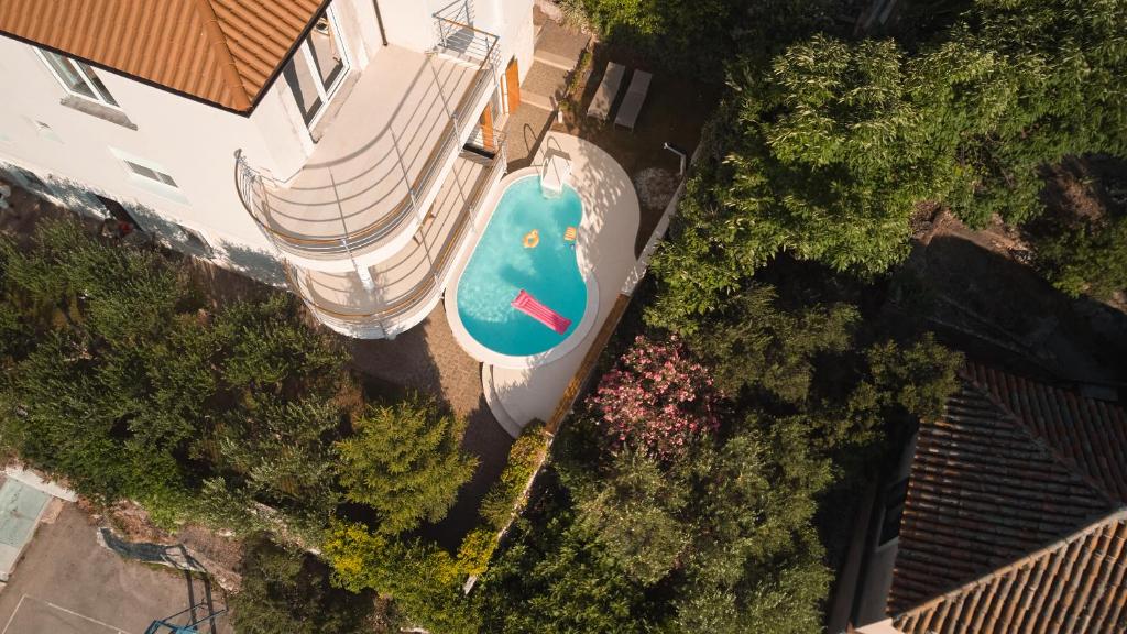 Бассейн в Luxurious city retreat with pool или поблизости
