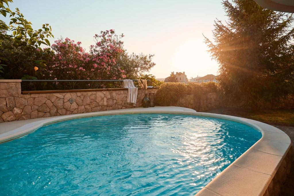 Бассейн в Luxurious city retreat with pool или поблизости