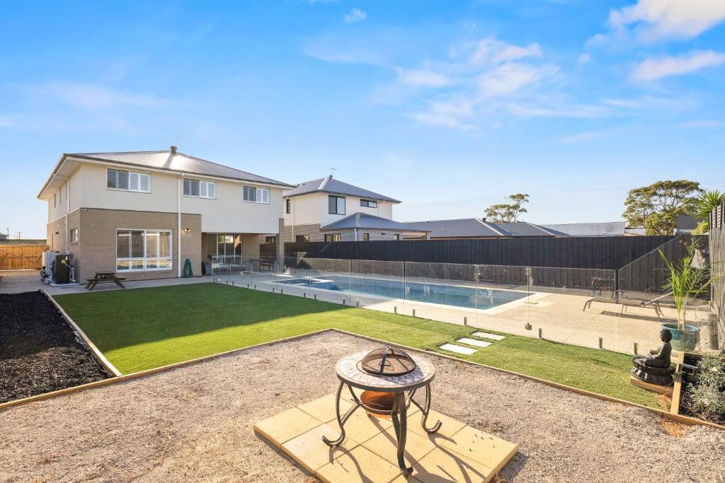 a house with a yard with a swimming pool at Cowes Market Oasis in Cowes