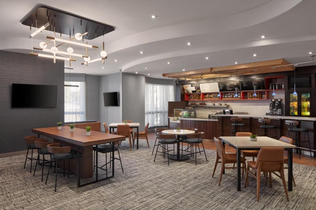 Lounge nebo bar v ubytování Courtyard by Marriott Mississauga-Airport Corporate Centre West