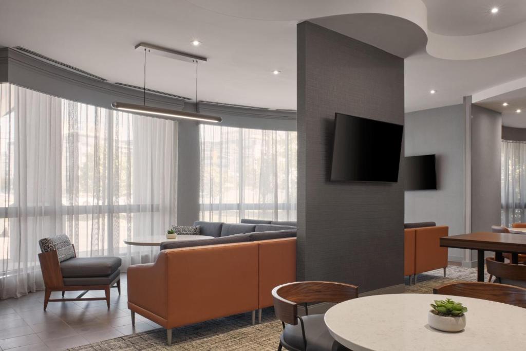 TV a/nebo společenská místnost v ubytování Courtyard by Marriott Mississauga-Airport Corporate Centre West