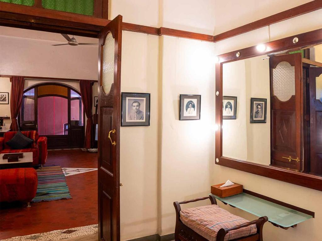 Postel nebo postele na pokoji v ubytování The House of MG-A Heritage Hotel, Ahmedabad