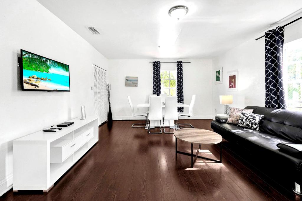 uma sala de estar com um sofá e uma mesa em Hispaniola Apartments Part of the Oasis Casita Collection em Miami Beach