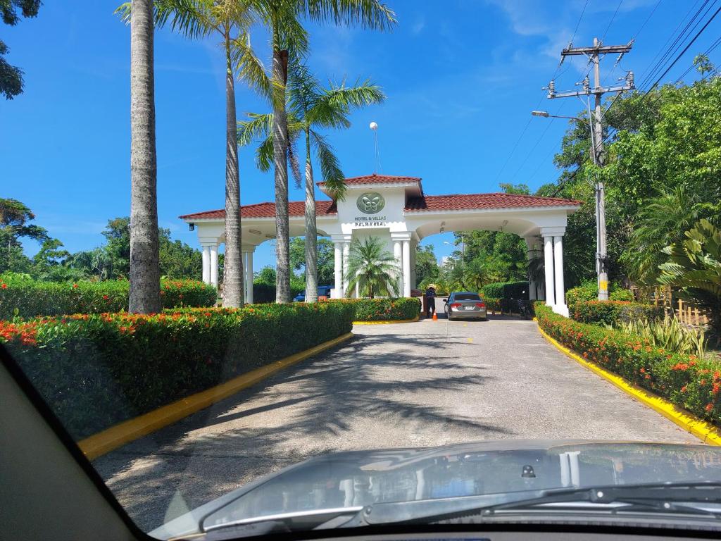 un coche conduciendo por una carretera delante de una puerta en Villa Privada en palma Real, en El Corazón
