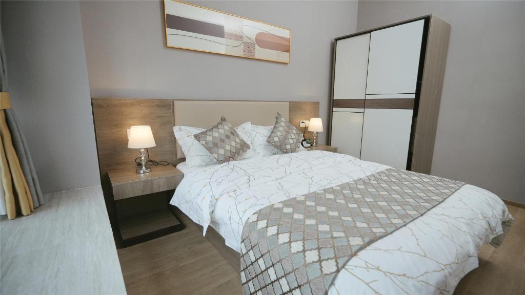 Postel nebo postele na pokoji v ubytování Serveyou International Apartment Hotel - Free Airport Pickup & Free Canton Fair shuttle & Paid City Tour