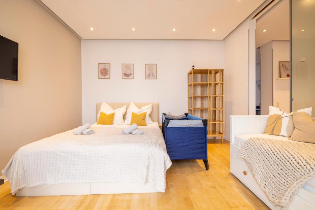 una camera da letto con due letti e uno specchio di Maisonette Rustic Altstadt zentral-Wlan-Parkplatz a Erfurt