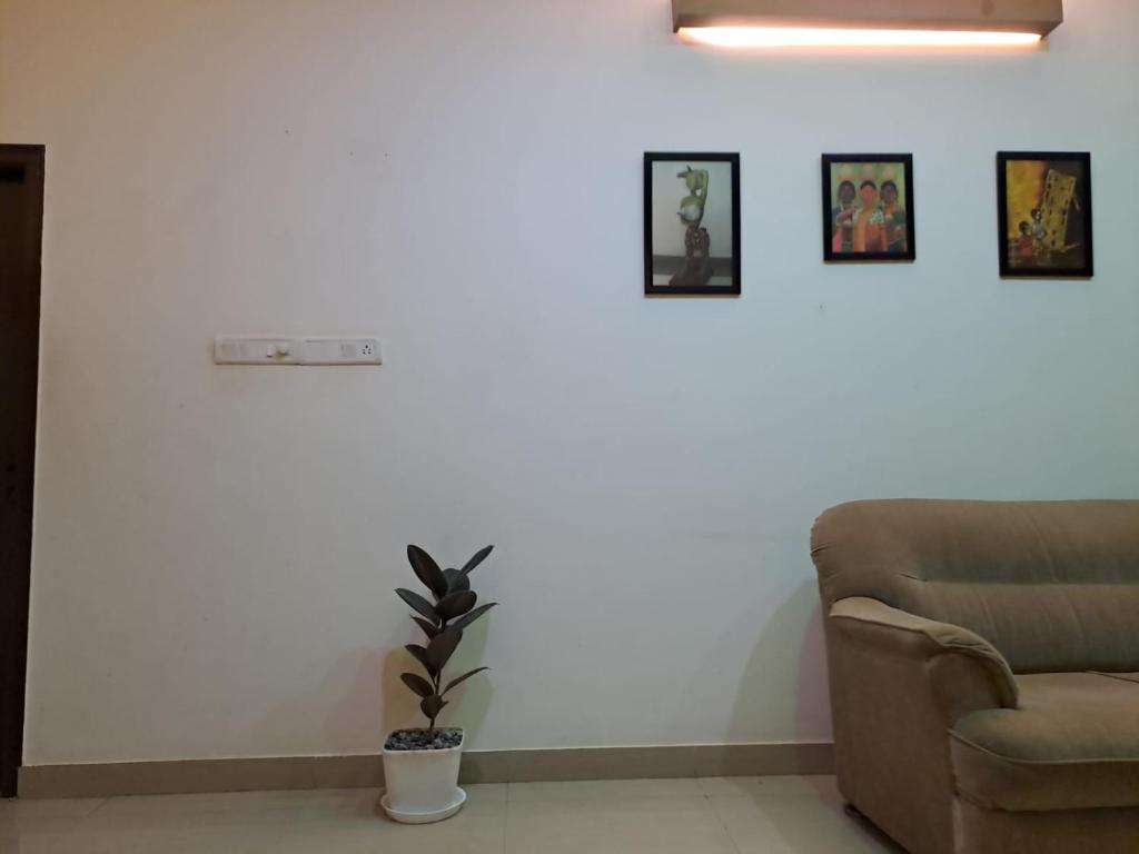 sala de estar con silla y planta en Villa8485, en Bangalore