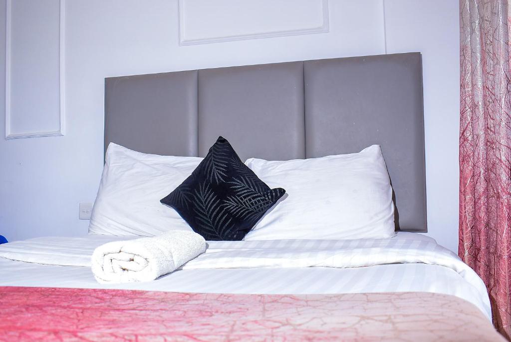 Llit o llits en una habitació de Luxxe Lofts-West Suites