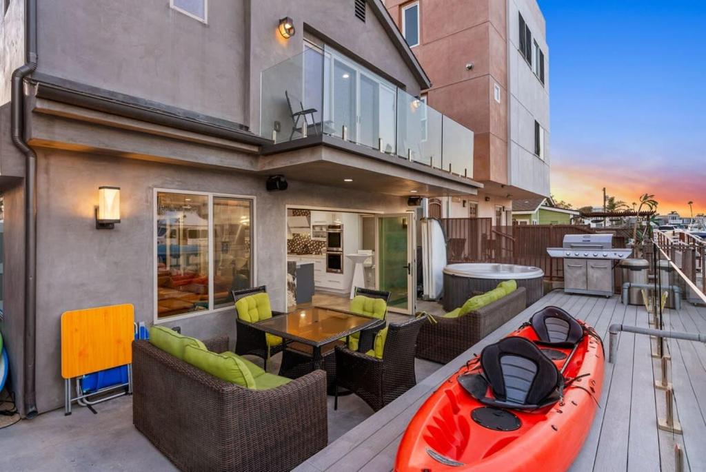 Χώρος καθιστικού στο Voted Airbnb Most Loved Home 2024 Duffy Boat