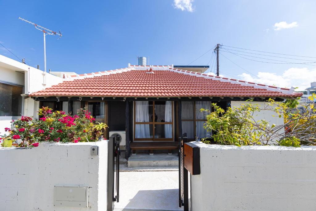 a small house with a red tile roof at Guest House Henza in Henza