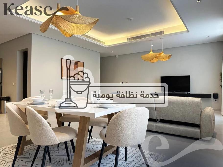 uma sala de jantar com uma mesa e cadeiras e um sofá em Kease Hittin N-5 Lusso Hejaz AX10 em Riyadh