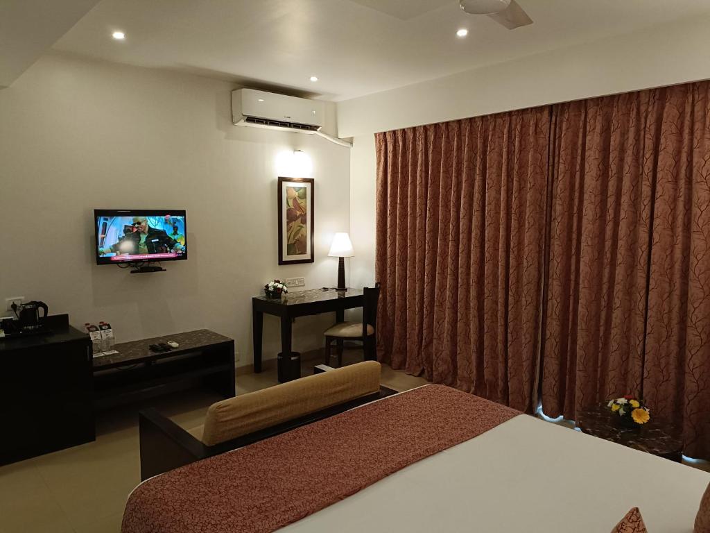 Postel nebo postele na pokoji v ubytování Kyriad Prestige Calangute Goa by OTHPL