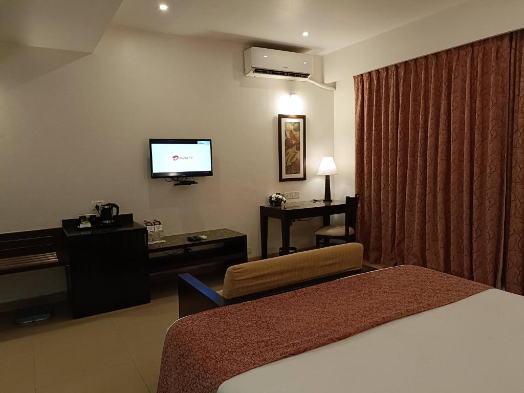 Postel nebo postele na pokoji v ubytování Kyriad Prestige Calangute Goa by OTHPL