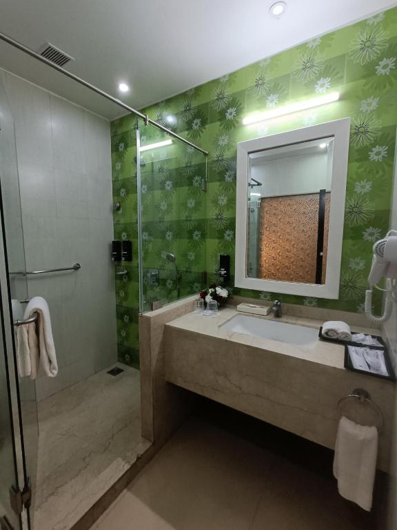 Koupelna v ubytování Kyriad Prestige Calangute Goa by OTHPL
