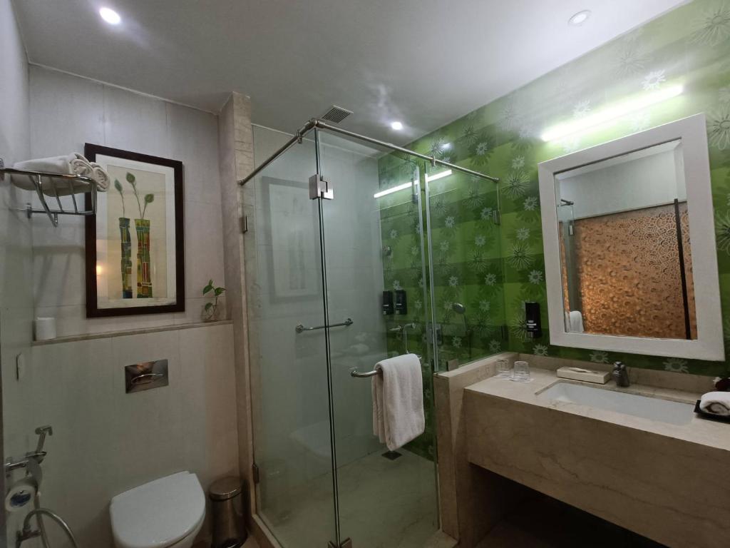 Koupelna v ubytování Kyriad Prestige Calangute Goa by OTHPL