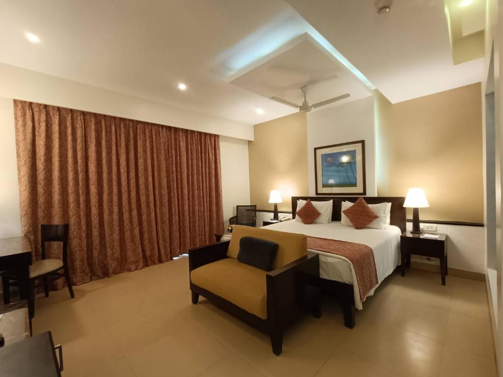 Postel nebo postele na pokoji v ubytování Kyriad Prestige Calangute Goa by OTHPL