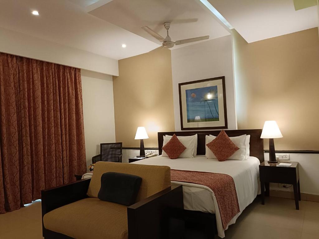 Postel nebo postele na pokoji v ubytování Kyriad Prestige Calangute Goa by OTHPL