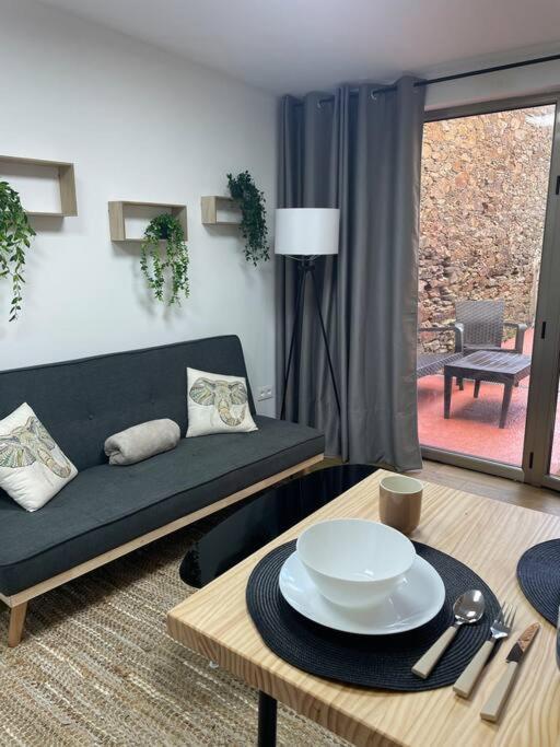 a living room with a couch and a table at Apartamento Casa Cesárea in Cedeira