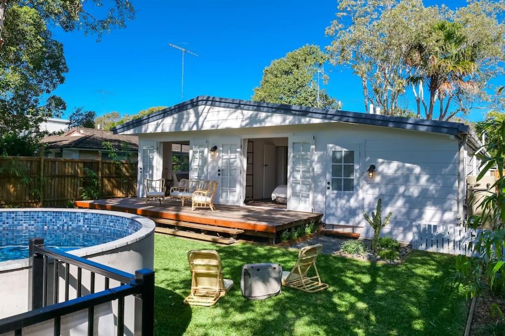 una piccola casa bianca con un terrazzo e una piscina di The River Shack, Vintage Luxe, Right Beside River a Noosaville