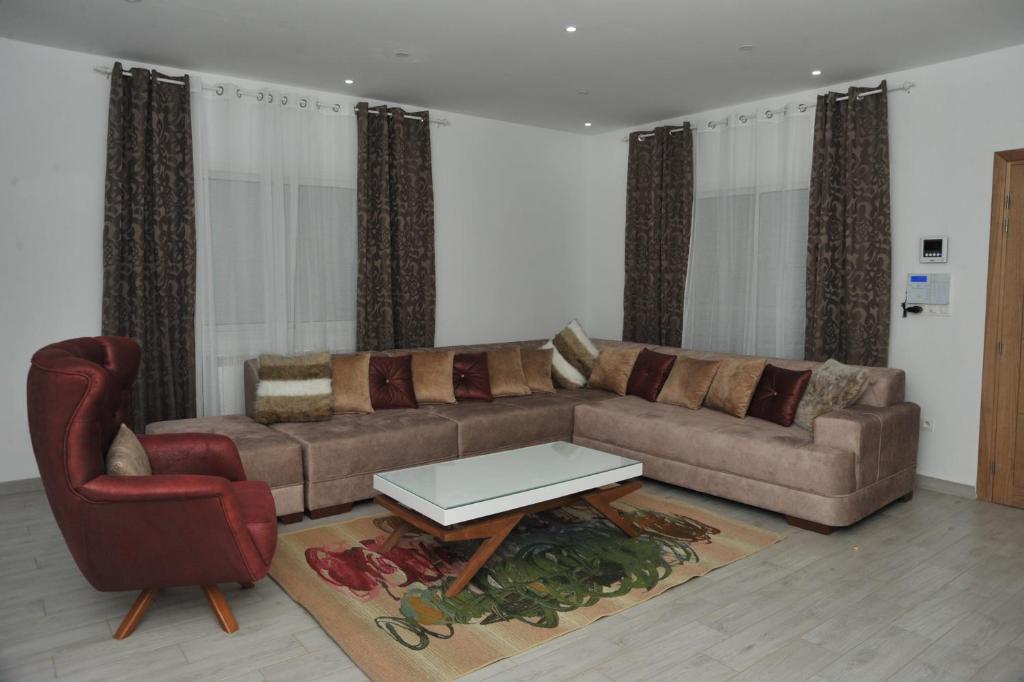 a living room with a couch and a coffee table at VILLA DE LUXE KANTAOUI SOUSSE in Hammam Sousse