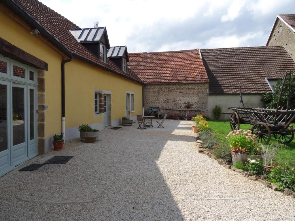 Zahrada ubytování Datcha Bourguignonne, Chambres & Gîte