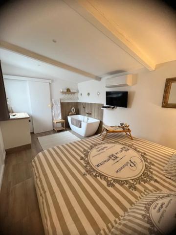 ein Schlafzimmer mit einem großen Bett in einem Zimmer in der Unterkunft Les jardins de Funtanone T1 in Vignale