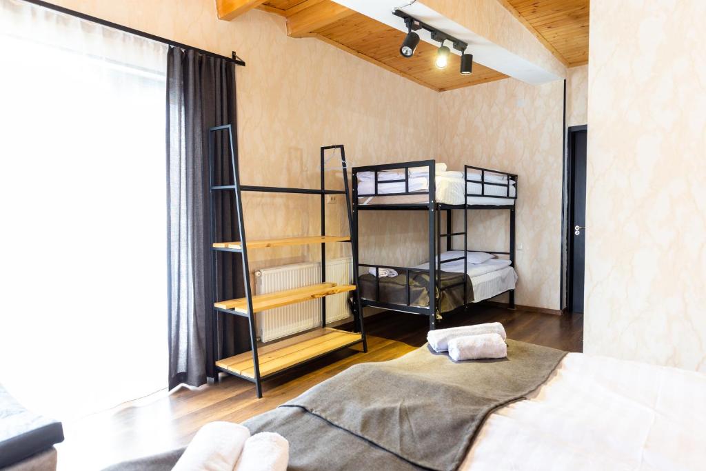 Кровать или кровати в номере Mestia Hotel Amirani