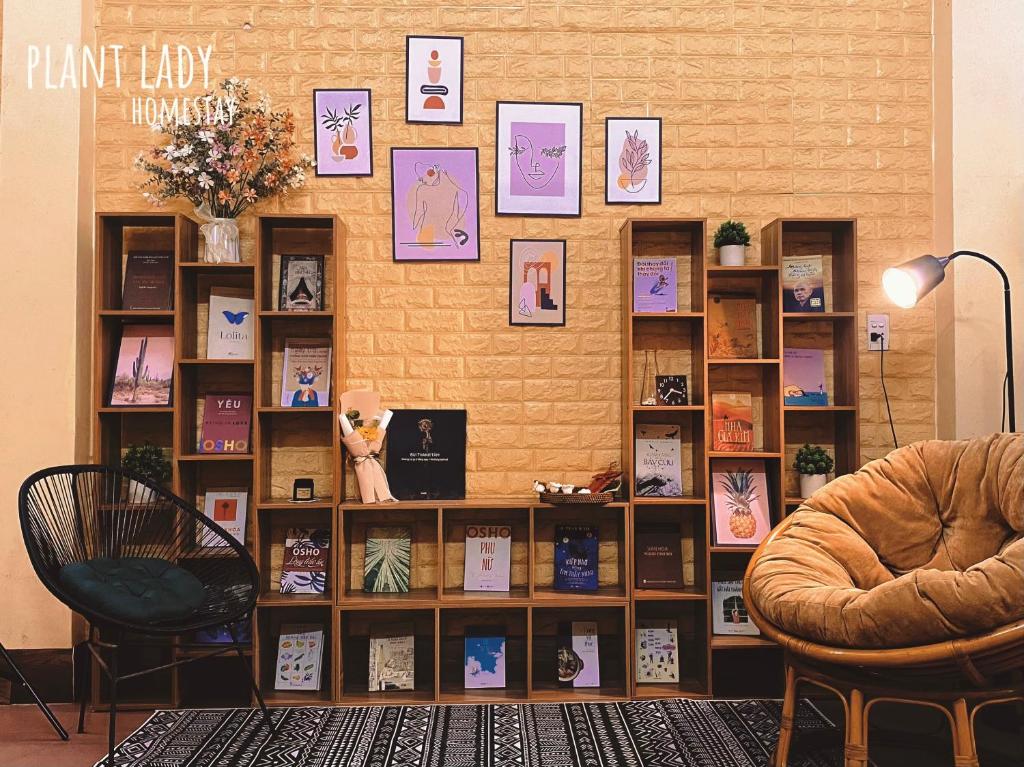 高平省的住宿－Plant Lady Homestay Cao Bằng，书架上书架的房间