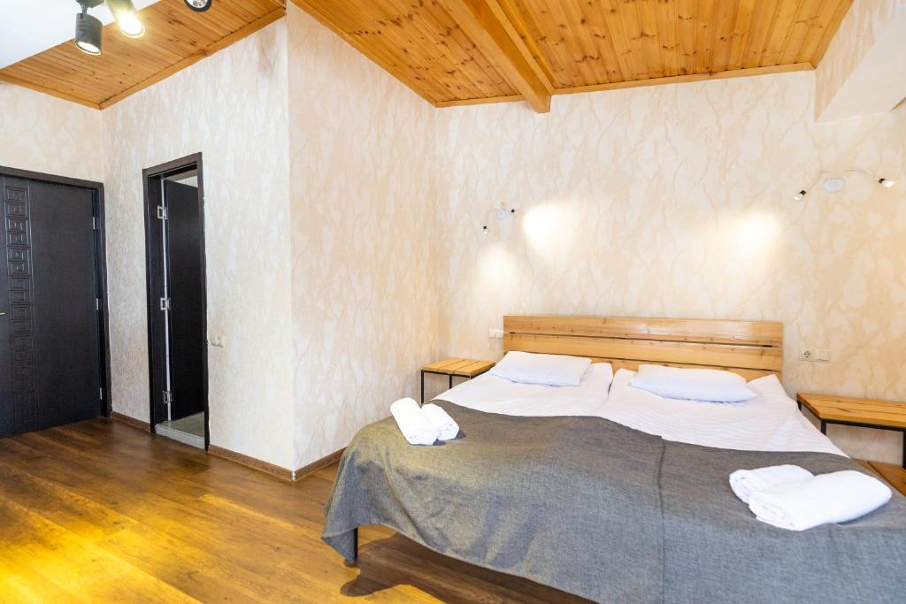 Кровать или кровати в номере Mestia Hotel Amirani