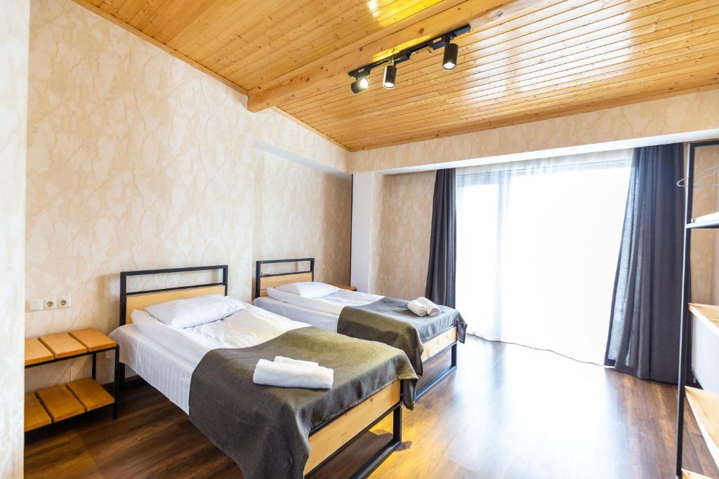 Кровать или кровати в номере Mestia Hotel Amirani