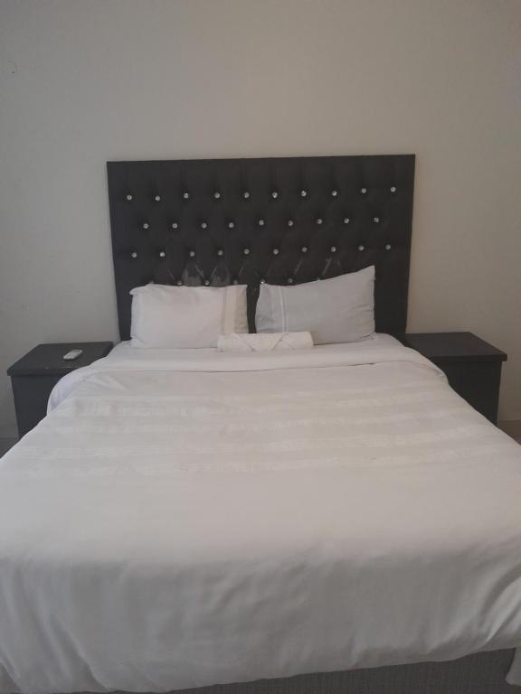 Uma cama ou camas num quarto em Guest House Lodge