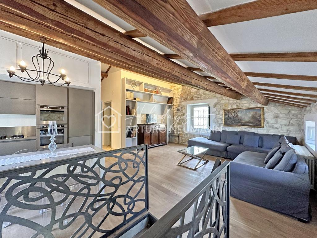a kitchen and living room with a blue couch at 202 - Villa Fernanda Trilocale elegante bellissimo, con 2 bagni, in Centro a pochi passi dal mare - SPIAGGIA e NAVETTA WHITE BEACH CLUB OMAGGIO dal lun al ven dal 24-08 in Sirolo