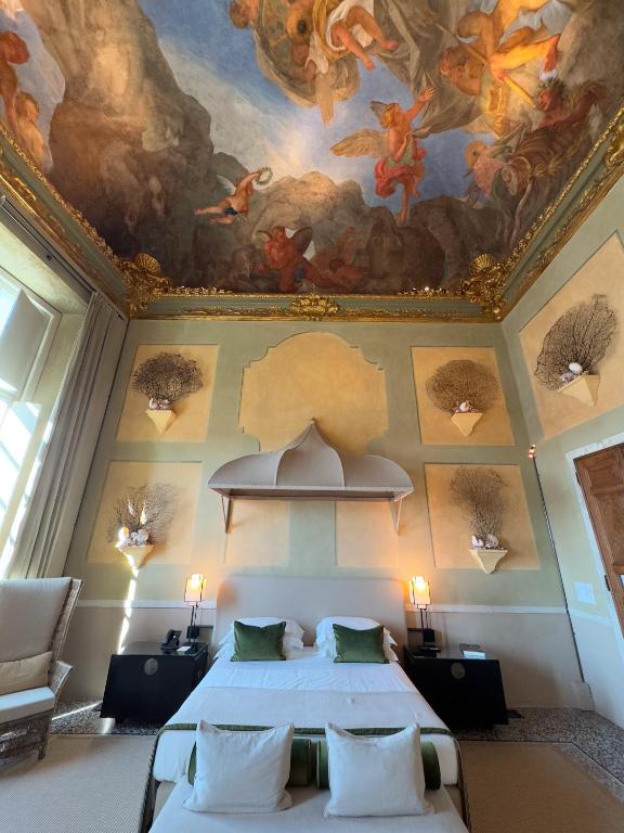 Postel nebo postele na pokoji v ubytování Hotel Palazzo Durazzo Suites