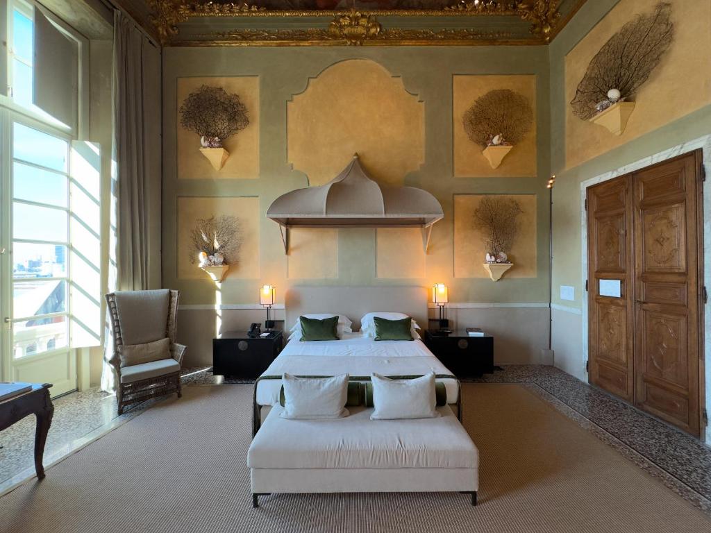 Postel nebo postele na pokoji v ubytování Hotel Palazzo Durazzo Suites